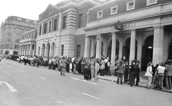 Queues gather outside City Hall for David Bowie